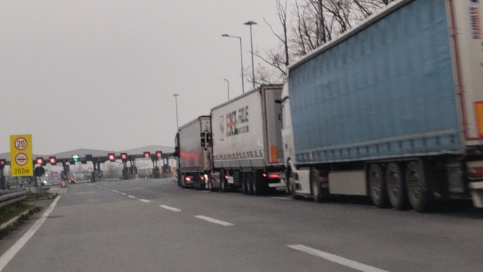 Višečasovno čekanje na granici